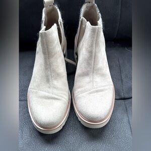 Tom’s Like New Boots 
Size 9.5
Women’s